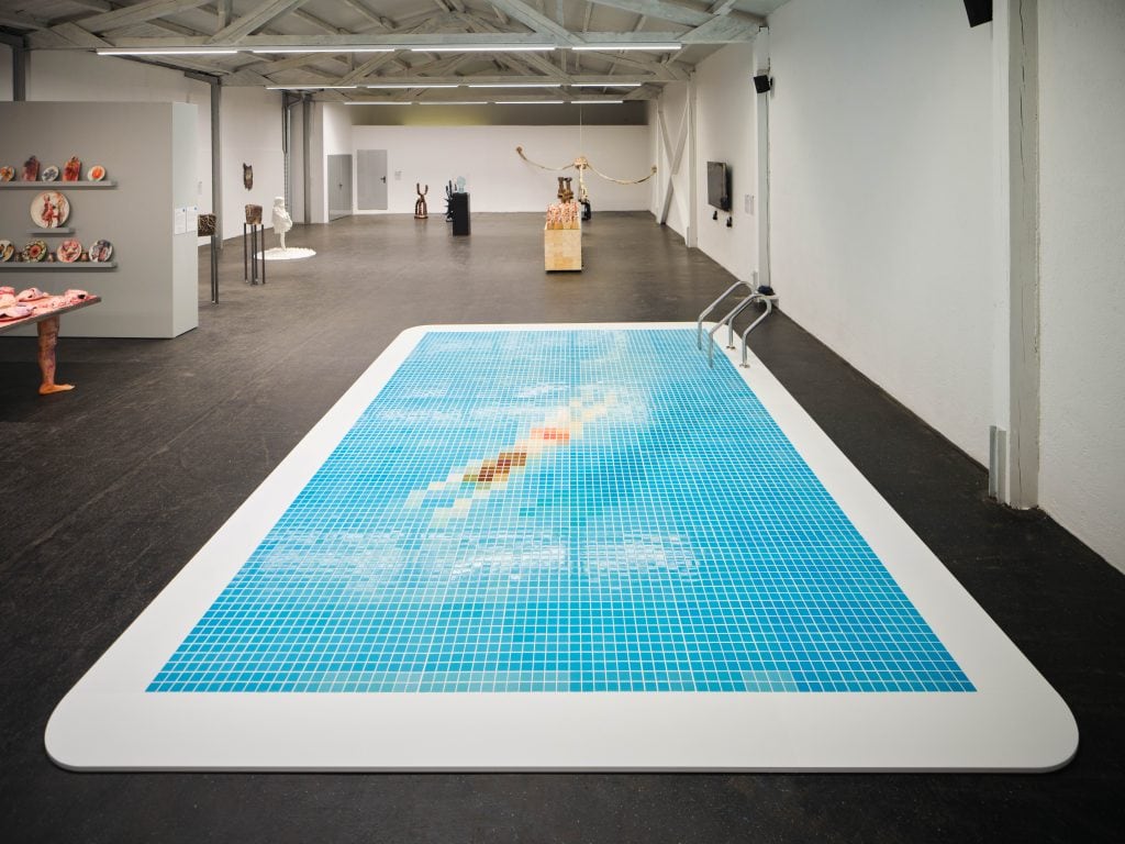 Esra Gülmen Uncensorable, Little Girl in the Pool, 2023 Fliesen handbemalt auf Holz 500 × 330 cm